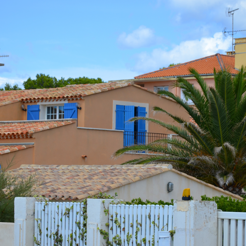 Monter sur un toit du vieux Manosque sans bloquer la rue